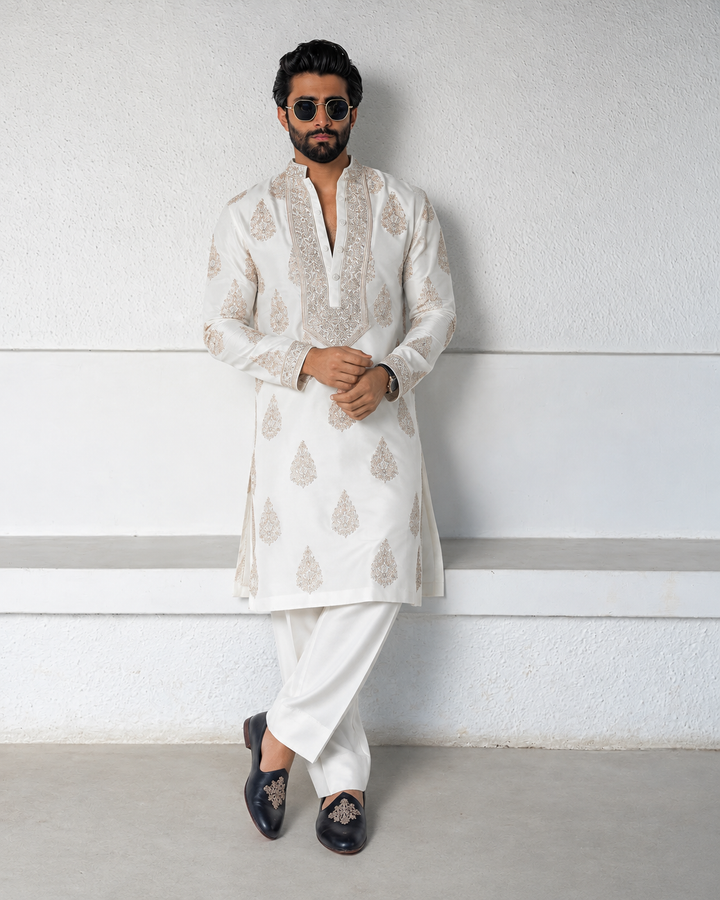 Off White Kurta pyjama Set With Embroidery Work