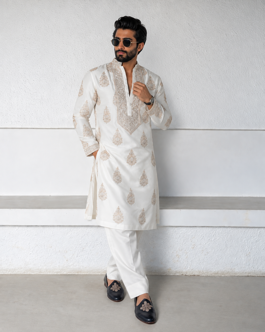 Off White Kurta pyjama Set With Embroidery Work