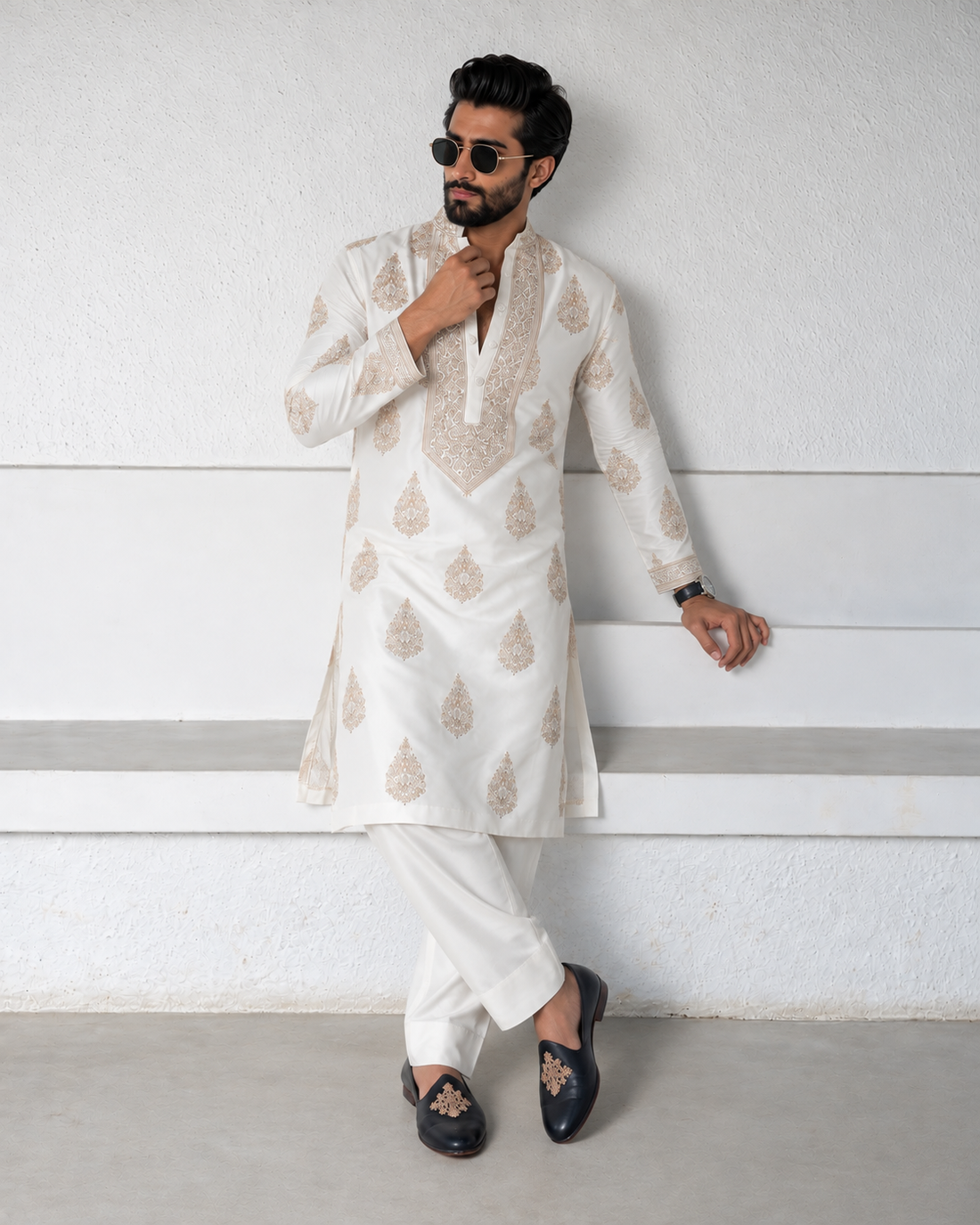 Off White Kurta pyjama Set With Embroidery Work