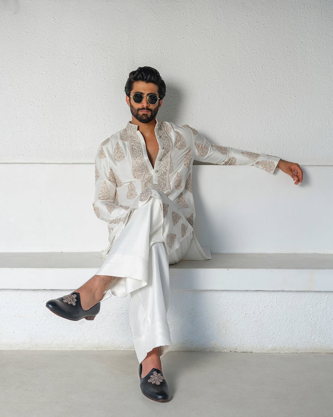 Off White Kurta pyjama Set With Embroidery Work