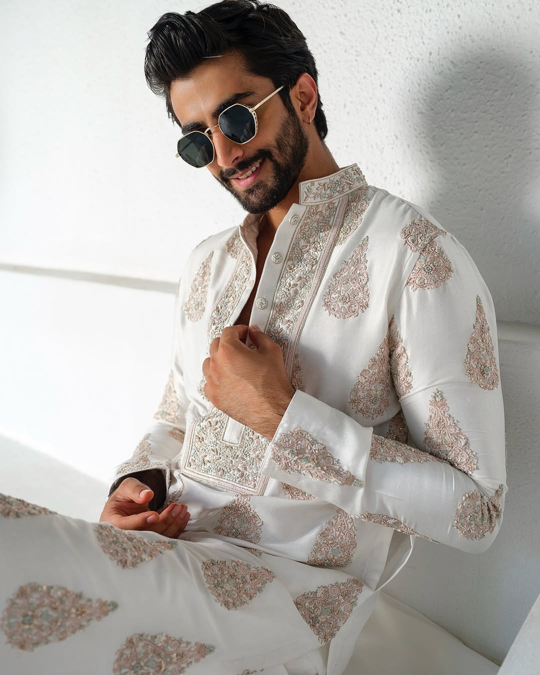 Off White Kurta pyjama Set With Embroidery Work