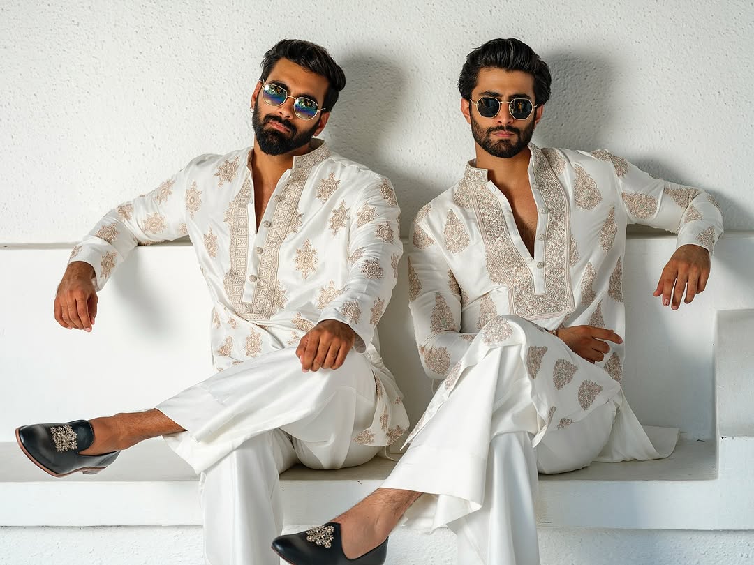 Off White Kurta pyjama Set With Embroidery Work