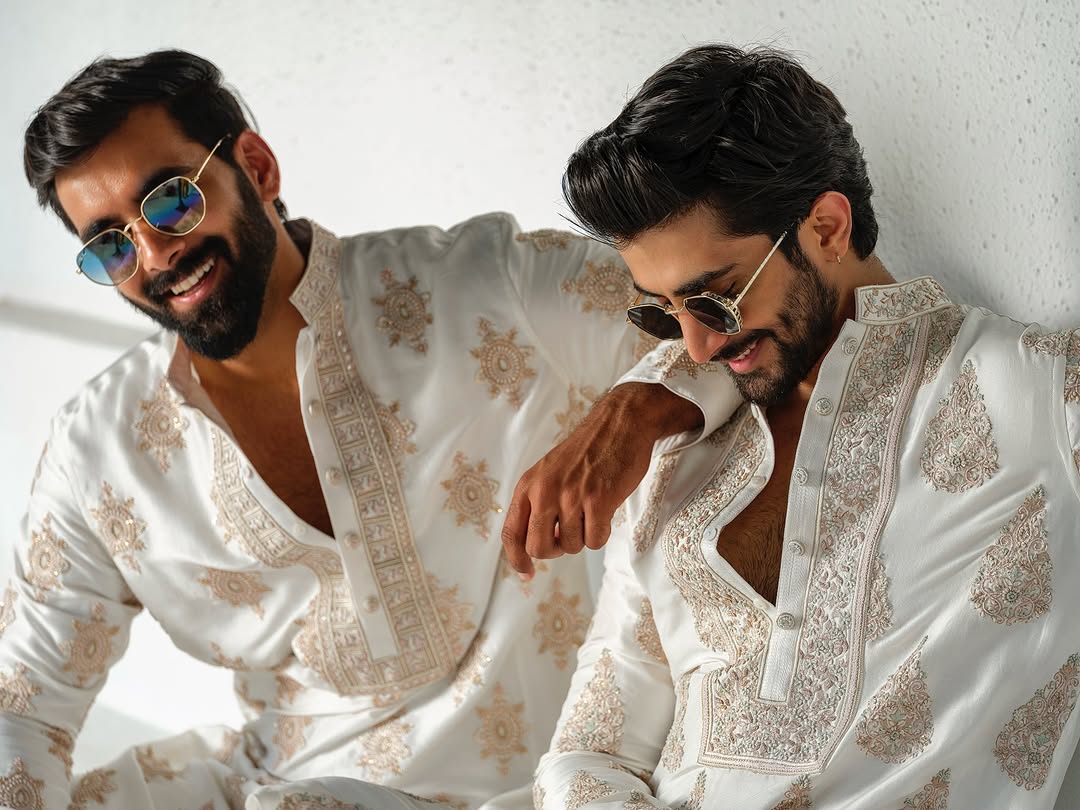 Off White Kurta pyjama Set With Embroidery Work