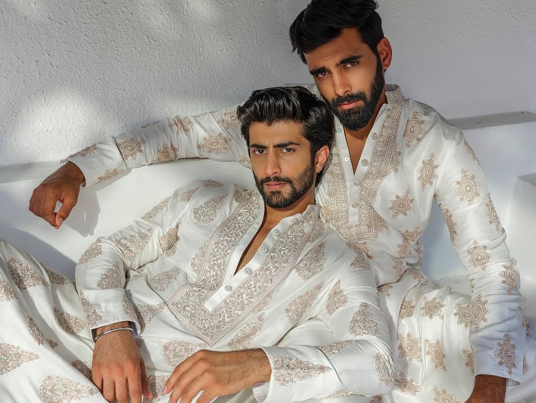 Off White Kurta pyjama Set With Embroidery Work