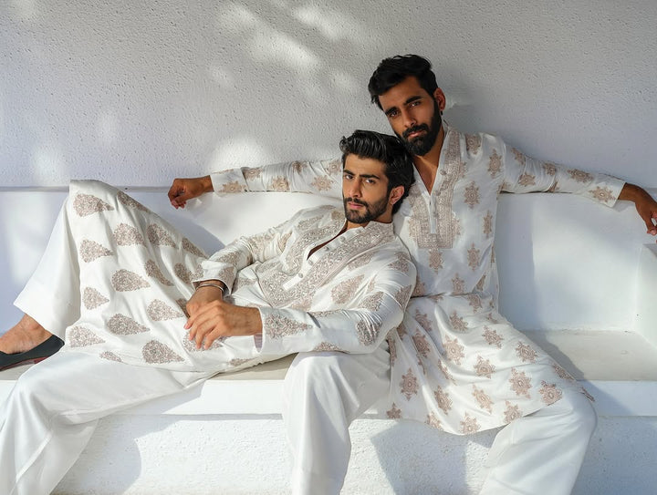 Off White Kurta pyjama Set With Embroidery Work